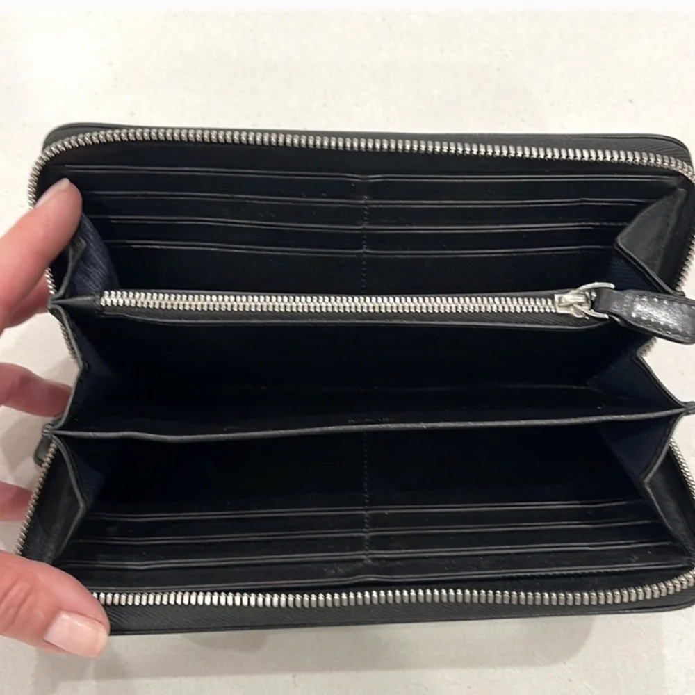 Tumi Black Coated Leather zip Around wallet, Silver Hdwre, GUC